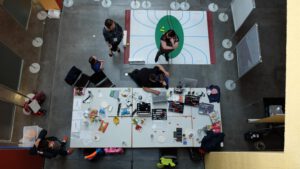 Vorbereitungsplatz der teilnehmenden RoboSAX-Teams inklusive Wettbewerbstisch