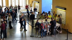 Interessierte und Familienmitglieder besuchen den Wettbewerb an der TU Chemnitz